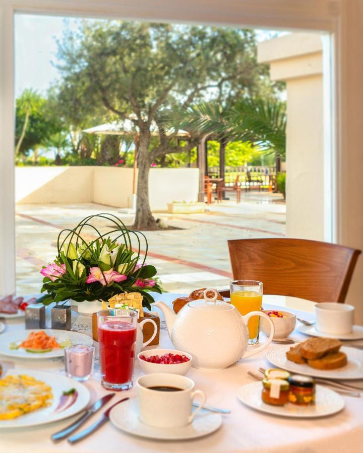 The Residence Tunis Gammarth Exterior photo Breakfast at the hotel