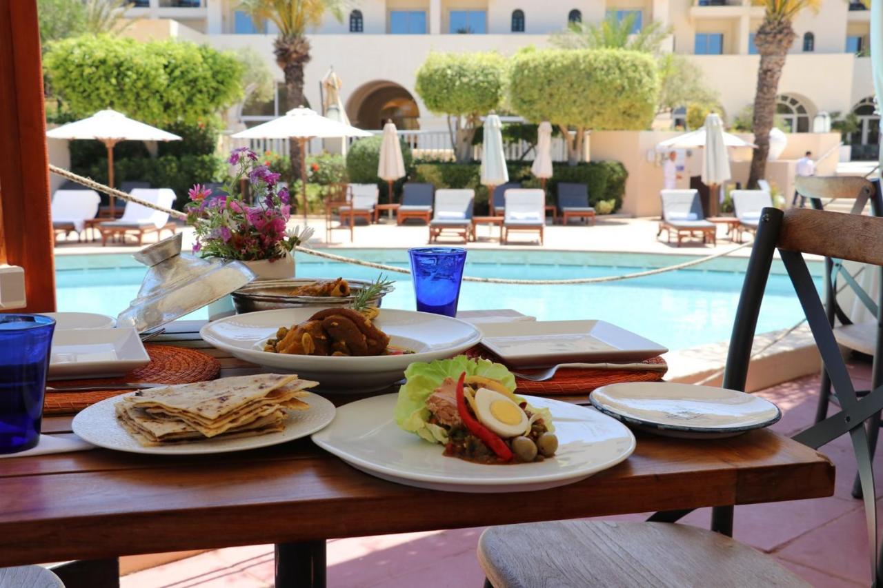 The Residence Tunis Gammarth Exterior photo A typical lunch at the pool